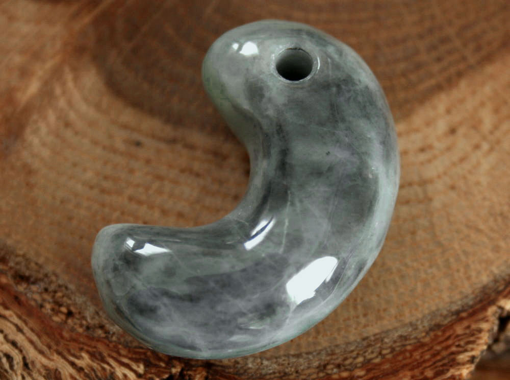 糸魚川翡翠勾玉 M10341 陽春 作 34.5mm*22mm*13mm 糸魚川産 ひすい 勾玉 ...