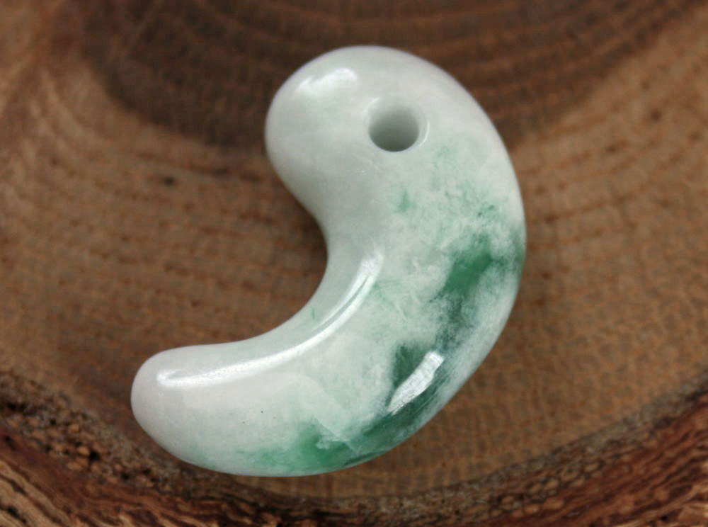 糸魚川翡翠勾玉 M10343 雪風 作 28.5mm*17.5mm*9.8mm 糸魚川産 ひすい 勾...