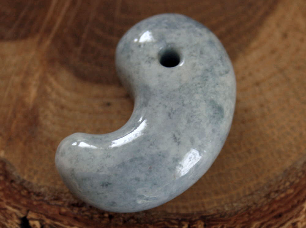 糸魚川翡翠勾玉 M10347 翠雅 作 33mm*21mm*12mm 糸魚川産 ヒスイ製 勾玉 ...