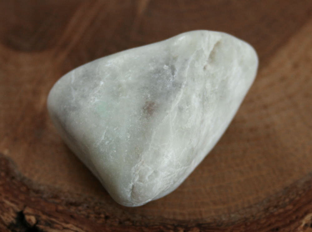 糸魚川翡翠磨き石 G01056 真隆 作 31mm*24mm*15mm 糸魚川 ひすい 握り石 ...