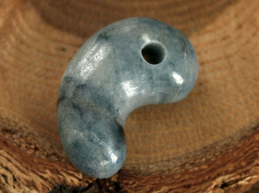 糸魚川青翡翠勾玉 M10350 和工房 作 28.5mm*17mm*11.5mm 糸魚川産 青ひすい 勾玉 魔除け パワーストーン お守り