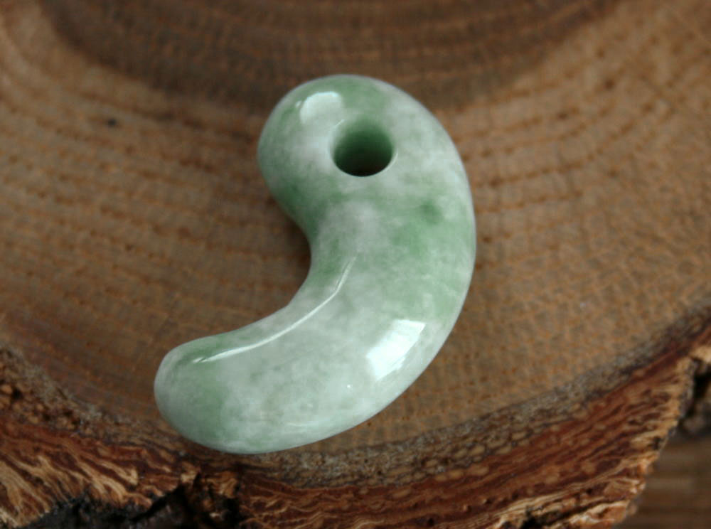 糸魚川翡翠勾玉 M10351 雪風 作 24.9mm*14mm*8mm 糸魚川産 ひすい 勾玉 パ...