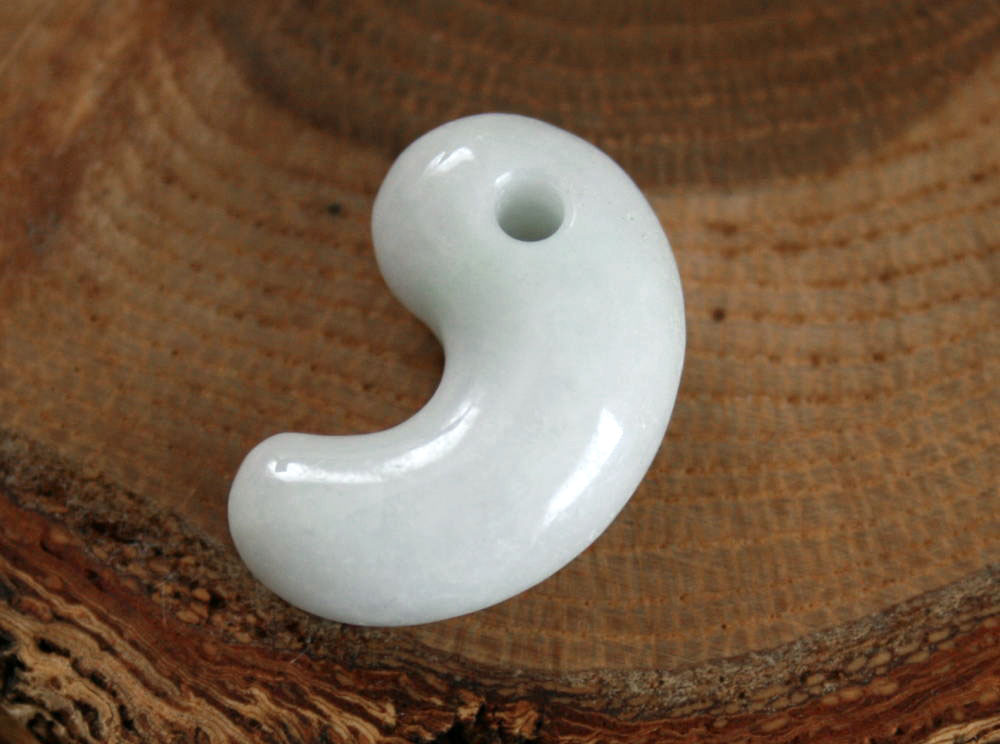 糸魚川翡翠勾玉 M10353 雪風 作 23mm*14mm*9mm 糸魚川産 ひすい 勾玉 パワ...