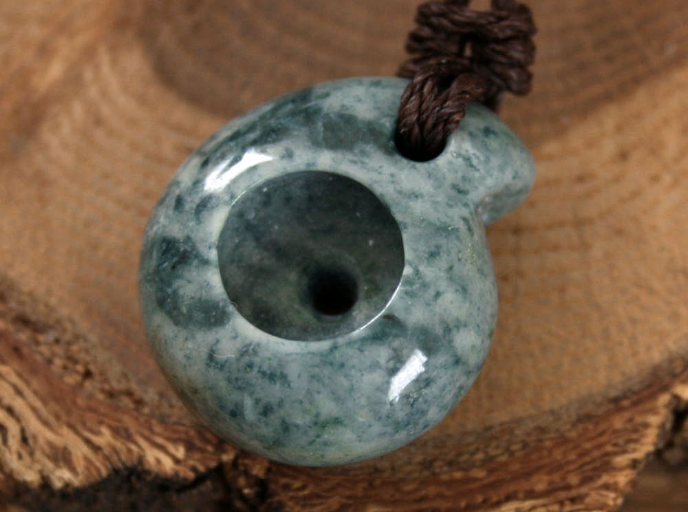 糸魚川翡翠石笛 C01834 雪風 作 29mm*25mm*14mm 糸魚川産 翡翠製 磐笛 パ...