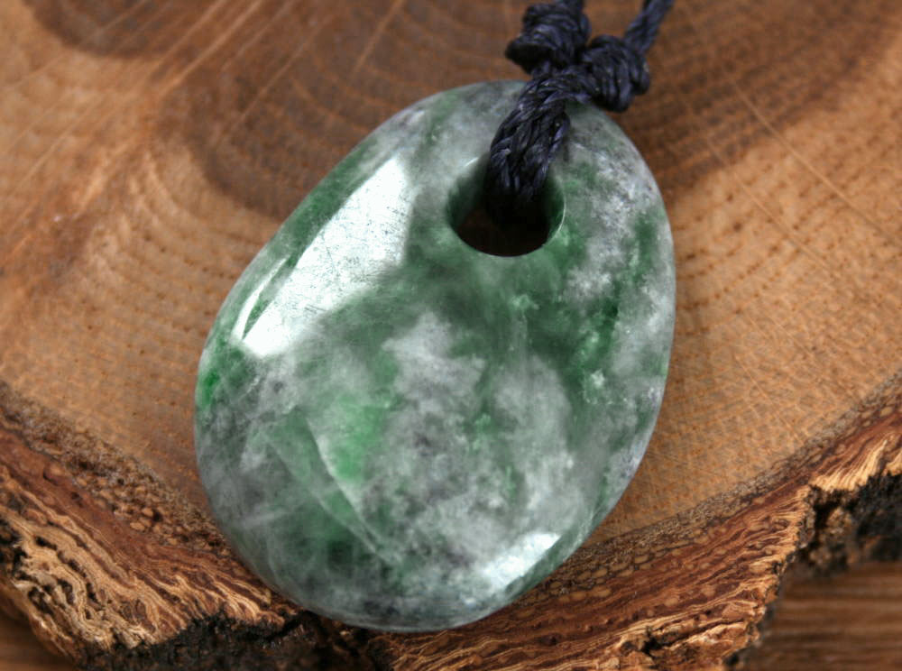 糸魚川翡翠古代風ペンダント K00633 雪風 作 糸魚川 ヒスイ 首飾り パワーストーン お守り 魔除け 天然石
