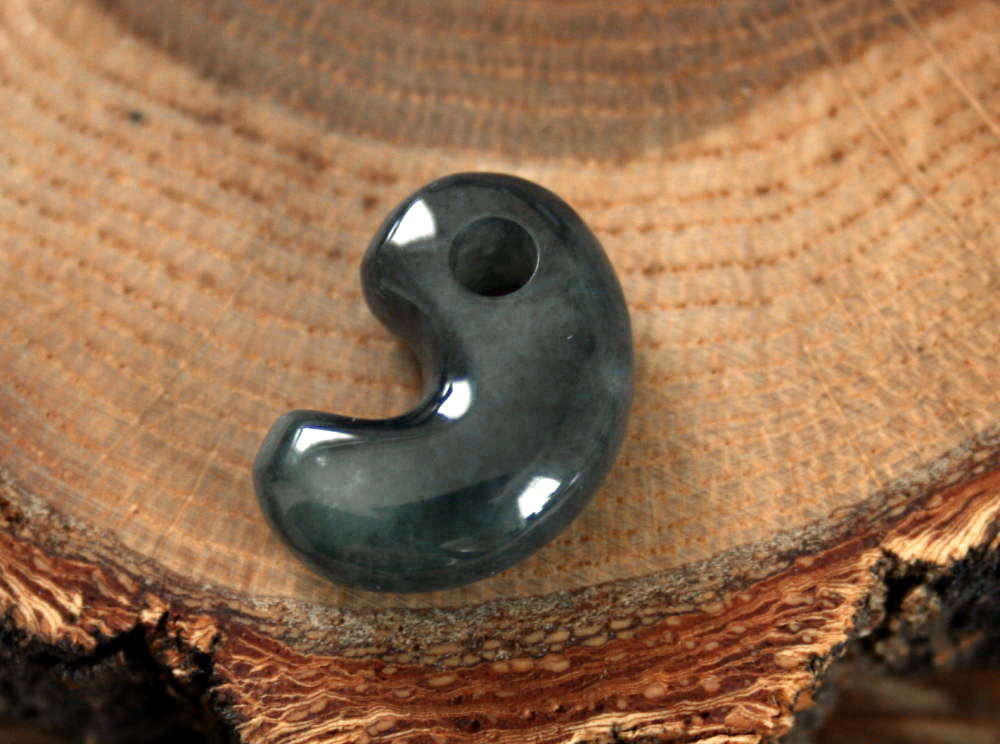 糸魚川黒翡翠勾玉 M10361 Sou 作 19mm*13mm*7mm 糸魚川産 黒ひすい 勾玉 パワーストーン 魔除け jadeitejade ジェイダイト 翡翠ペンダントトップ