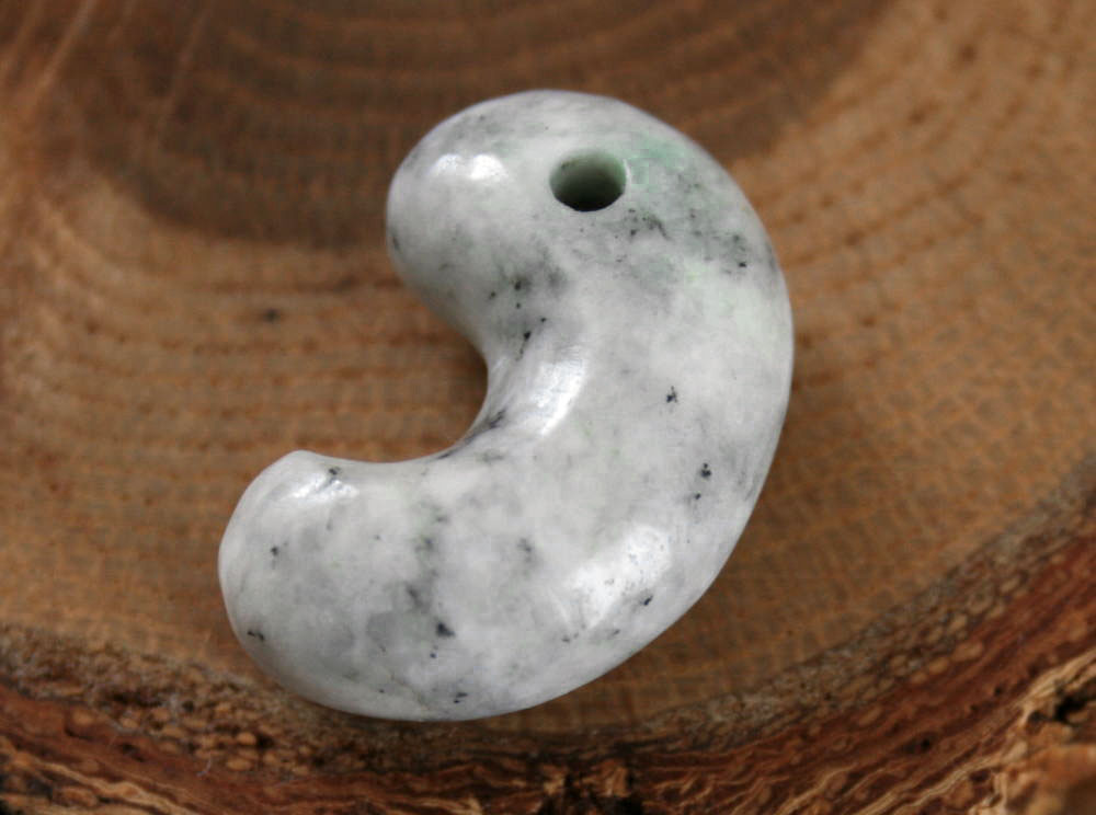糸魚川翡翠勾玉 M10363 日本ヒスイ鉱業 制作 27mm*17mm*11mm 糸魚川産 ひすい 勾玉 ペンダントトップ パワーストーン 魔除け