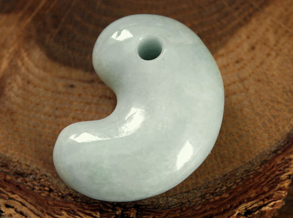 糸魚川翡翠勾玉 M10365 豊翠 作 31mm*22.5mm*13mm 糸魚川産 ヒスイ製 勾玉 お守り パワーストーン 魔除け 翡翠ペンダントトップ