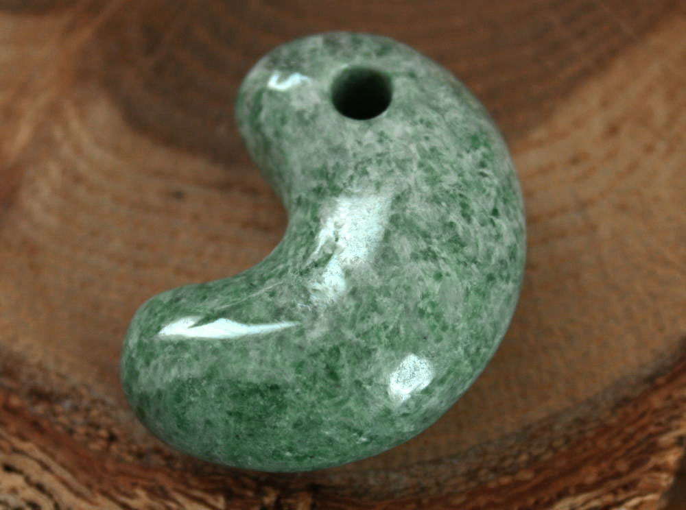 糸魚川翡翠勾玉 M10366 豊翠 作 32mm*22mm*13mm 糸魚川産 ヒスイ製 勾玉 お守り パワーストーン 魔除け 翡翠ペンダントトップ