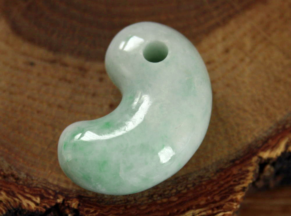 糸魚川翡翠勾玉 M10368 豊翠 作 28mm*18mm*12mm 糸魚川産 ヒスイ製 勾玉 ...