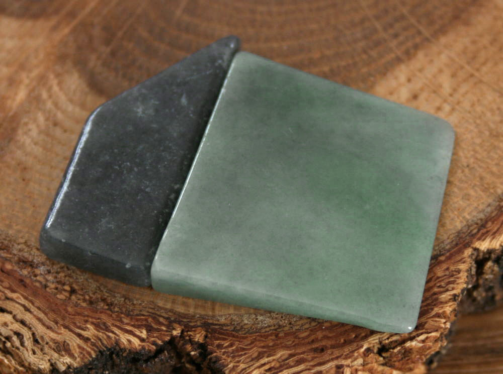 糸魚川翡翠磨き石 G01057 真隆 作 27mm*26mm*5.5mmと29.5mm*12mm*5mm 糸魚...