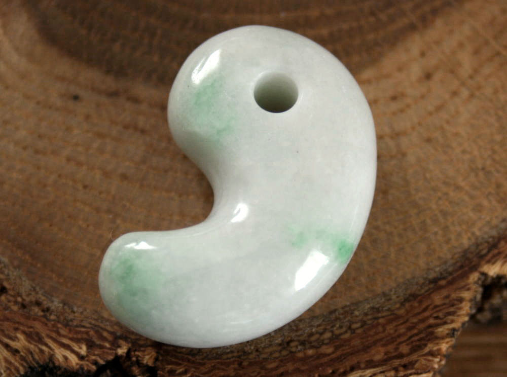 糸魚川翡翠勾玉 M10400 Sou 作 28.5mm*18.5mm*10mm 糸魚川産 ひすい 勾玉 パワーストーン 魔除け jadeitejade ジェイダイト 翡翠ペンダントトップ
