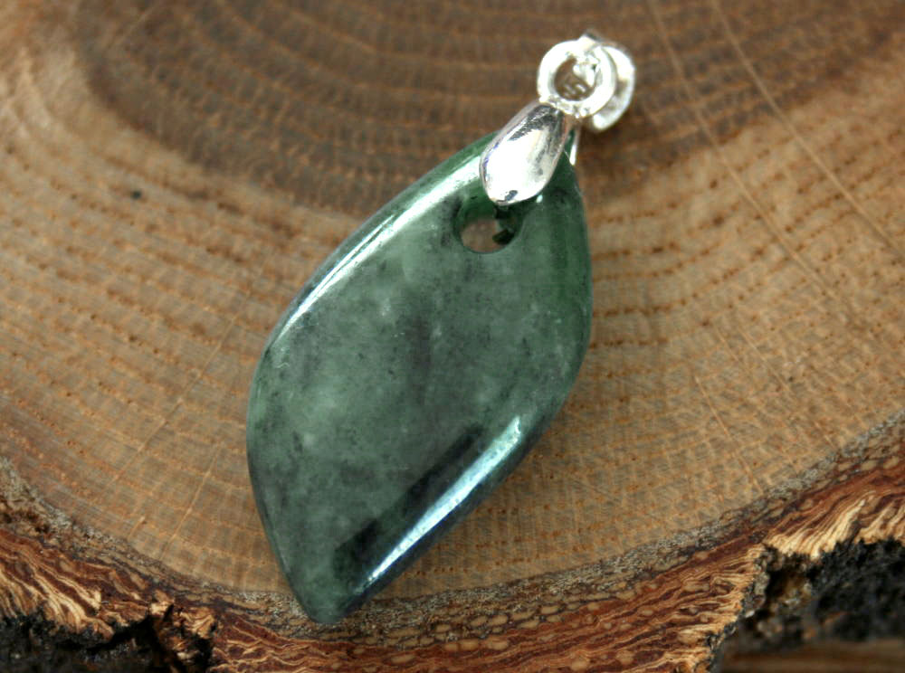 糸魚川翡翠ペンダントトップ P01880 真隆 作 糸魚川 ひすい ペンダント パワーストーン 魔除け お守り 天然石