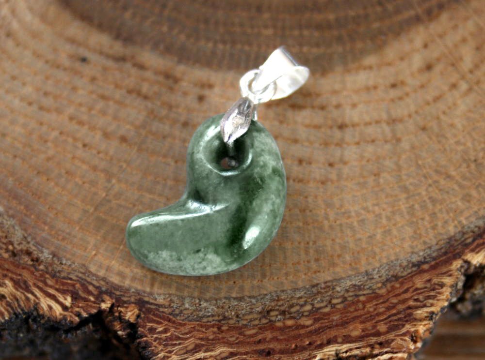 糸魚川翡翠種勾玉 M10429 nono 作 15.8mm*10.5mm*5mm 糸魚川産 ヒスイ 勾玉 パワーストーン お守り 魔除け 翡翠ペンダントトップ