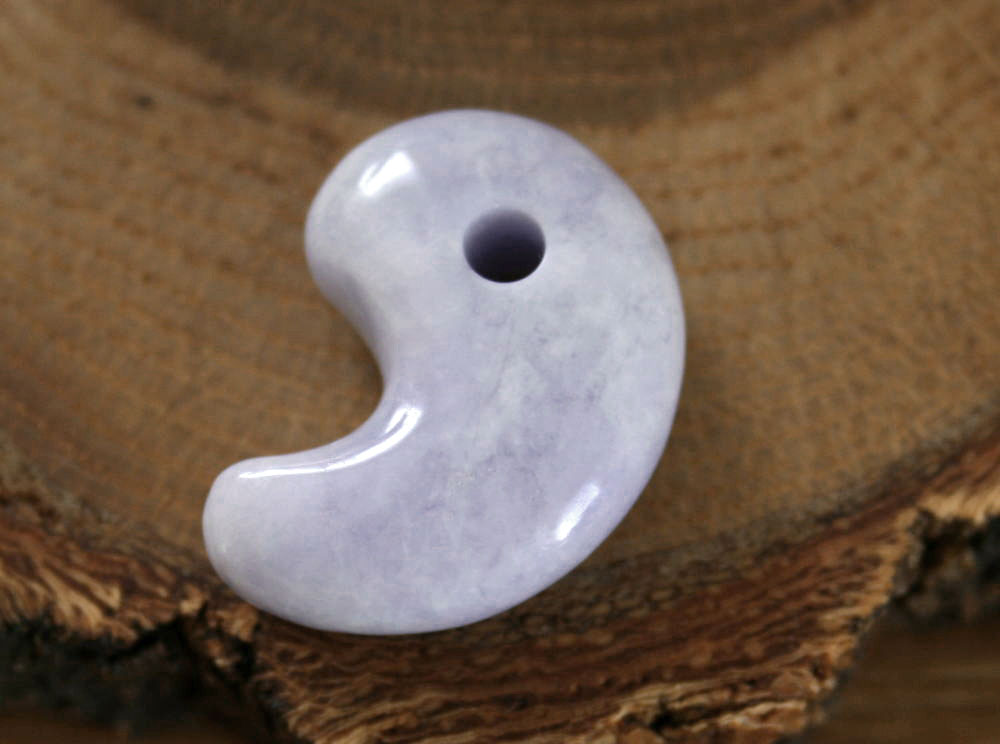 糸魚川翡翠勾玉 M10428 Sou 作 24mm*17mm*8.5mm 糸魚川産 ひすい 勾玉 パワーストーン 魔除け jadeitejade ジェイダイト 翡翠ペンダントトップ