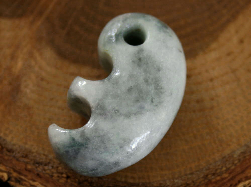 糸魚川翡翠獣形勾玉 M10432 清山 作 31mm*18mm*11mm 糸魚川産 ひすい 獣形勾玉 お守り 魔除け パワーストーン 翡翠ペンダントトップ