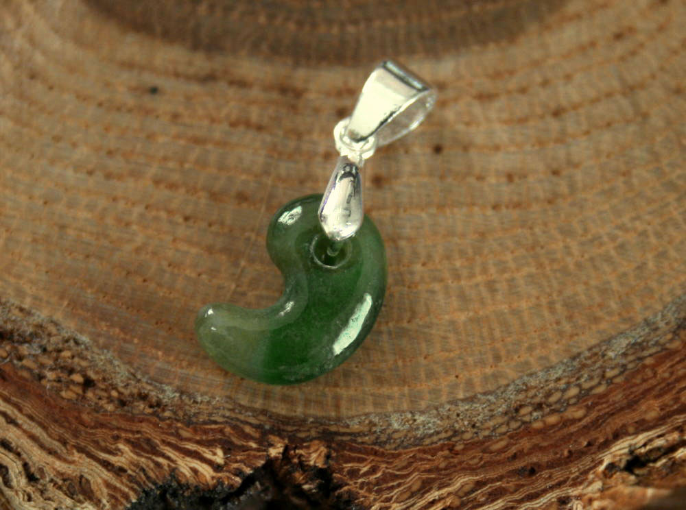 Jade - 糸魚川翡翠勾玉 M10437 翠雅 作 12mm*8mm*3mm 糸魚川産 ヒスイ製 勾玉 パワーストーン 魔除け お守り 天然石 翡翠ペンダントトップ