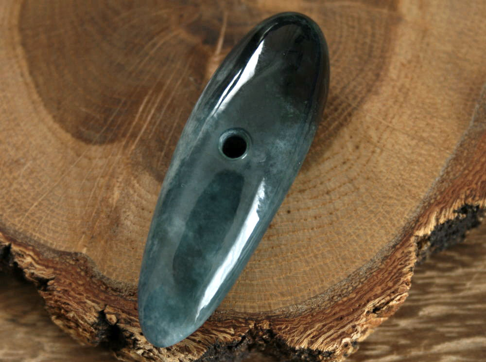 糸魚川青翡翠大珠 C01846 陽春 作 60.5mm*20mm*16mm 糸魚川産 青ひすい 大珠 パワーストーン お守り 魔除け