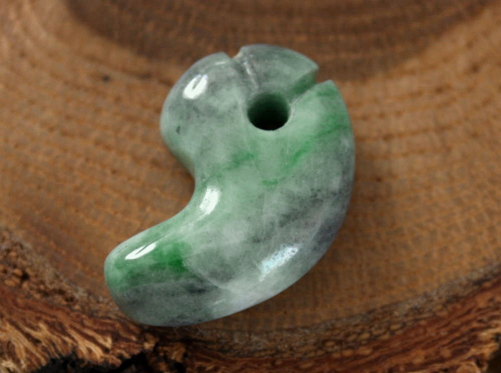 糸魚川翡翠勾玉 M10452 真隆 作 25.8mm*16mm*8mm 糸魚川産 ひすい 勾玉 パワーストーン 魔除け jadeitejade ジェイダイト 翡翠ペンダントトップ