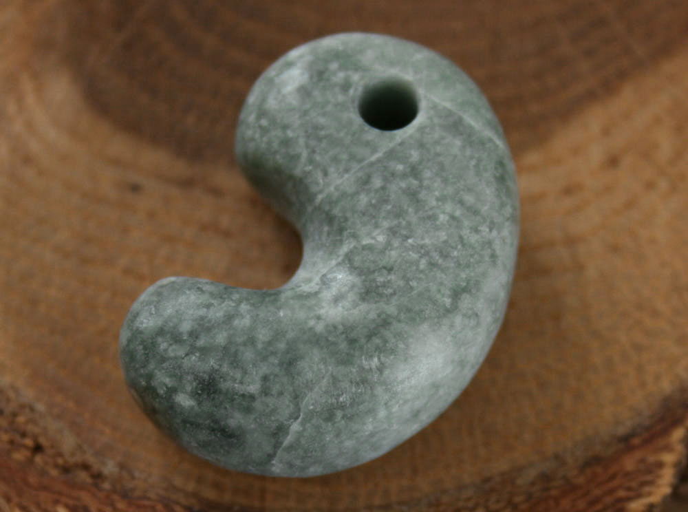 『手磨き』糸魚川翡翠勾玉 M10454 Sou 作 29mm*20mm*11mm 糸魚川産 ヒスイ製 勾玉 ペンダントトップ お守り パワーストーン