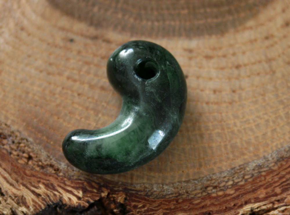 糸魚川翡翠勾玉 M10458 雪風 作 20mm*12.5mm*8mm 糸魚川産 ひすい 勾玉 パワーストーン 魔除け jadeitejade ジェイダイト 翡翠ペンダントトップ
