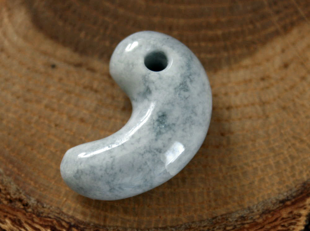 Jade - 糸魚川翡翠勾玉 M10464 雪風 作 23mm*15mm*8.8mm 糸魚川産 ひすい 勾玉 パワーストーン 魔除け jadeitejade ジェイダイト 翡翠ペンダントトップ