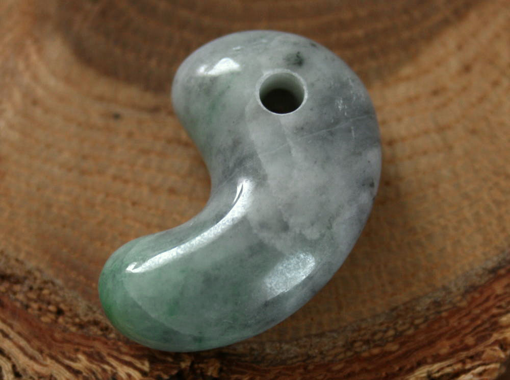 糸魚川翡翠勾玉 M10467 和工房 作 29.8mm*18.8mm*10.5mm 糸魚川産 ひすい 勾玉 魔除け パワーストーン お守り 翡翠ペンダントトップ
