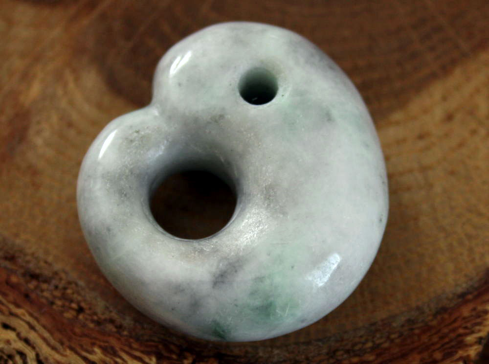 Jade - 糸魚川翡翠異形勾玉 M10468 清山 作 31mm*28mm*11mm 糸魚川産 ひすい 異形勾玉 お守り 魔除け パワーストーン 翡翠ペンダントトップ
