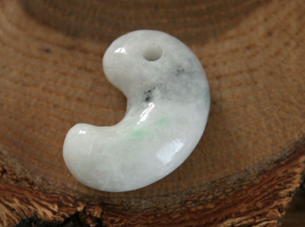 Jade - 糸魚川翡翠勾玉 M10469 日本ヒスイ鉱業 制作 23mm*16mm*8mm 糸魚川産 ひすい 勾玉 ペンダントトップ パワーストーン 魔除け