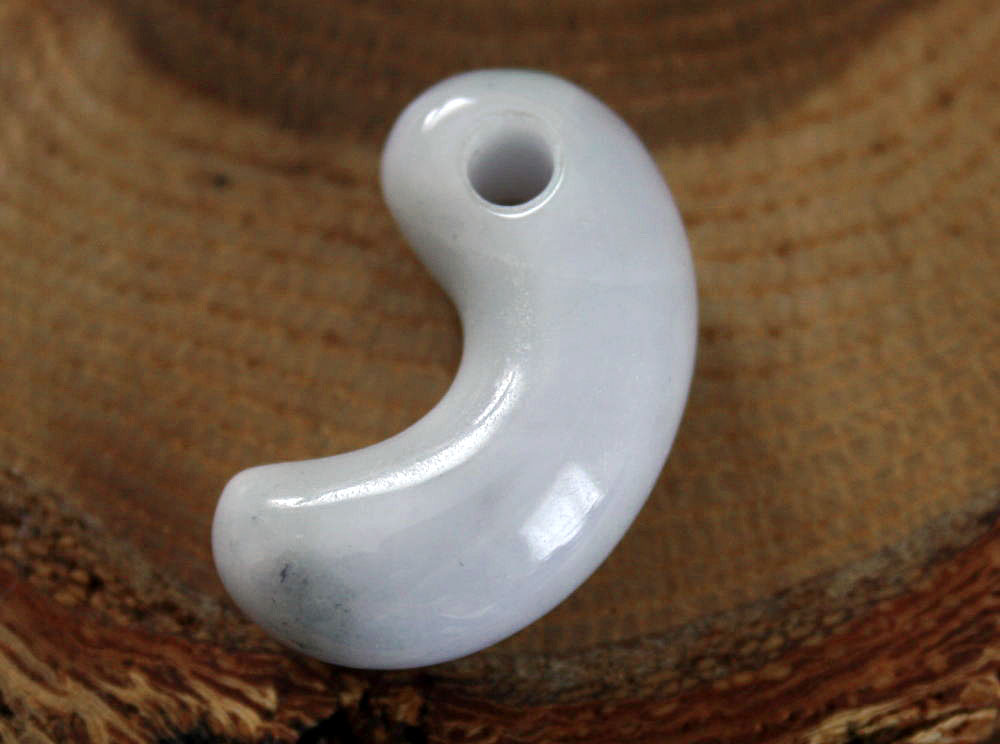 Jade - 糸魚川翡翠勾玉 M10477 陽春 作 26mm*15mm*9.8mm 糸魚川産 ひすい 勾玉 パワーストーン お守り 魔除け 天然石 翡翠ペンダントトップ