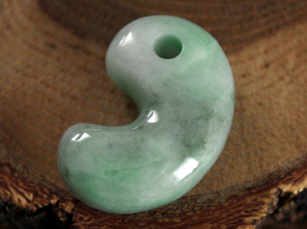 Jade - 糸魚川翡翠勾玉 M10480 Sou 作 29mm*20mm*10mm 糸魚川産 ひすい 勾玉 パワーストーン 魔除け jadeitejade ジェイダイト 翡翠ペンダントトップ