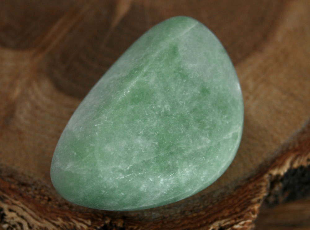 Jade - 糸魚川翡翠磨き石 陽春 作 G01059 42mm*26mm*18.5mm 糸魚川 ひすい 握り石 魔除け パワーストーン