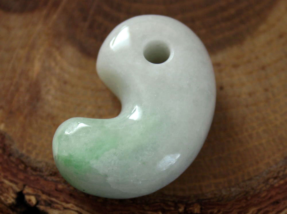 Jade - 糸魚川翡翠勾玉 M10488 Sou 作 29.8mm*20mm*11mm 糸魚川産 ひすい 勾玉 パワーストーン 魔除け jadeitejade ジェイダイト 翡翠ペンダントトップ