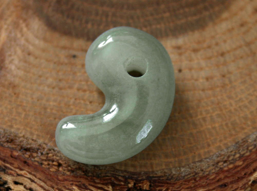 Jade - 糸魚川翡翠勾玉 M10489 古吹 作 23mm*15mm*8.8mm 糸魚川産 ひすい 勾玉 パワーストーン 魔除け お守り 翡翠ペンダントトップ