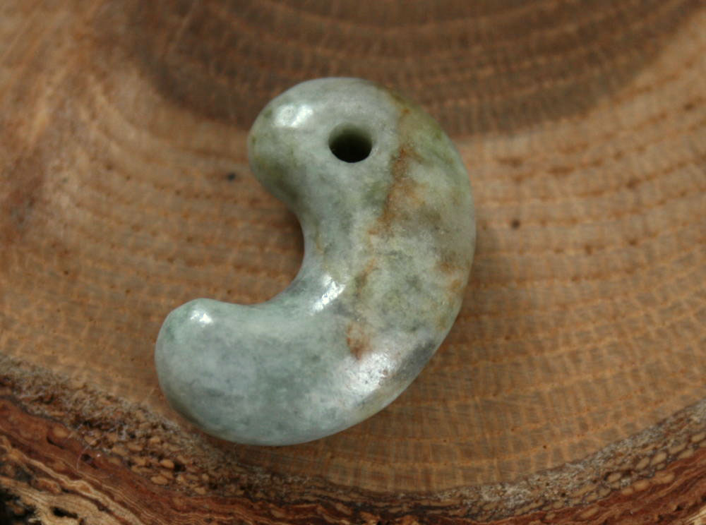 Jade - 糸魚川翡翠勾玉 M10492 日本ヒスイ鉱業 制作 23mm*15mm*8mm 糸魚川産 ひすい 勾玉 ペンダントトップ パワーストーン 魔除け