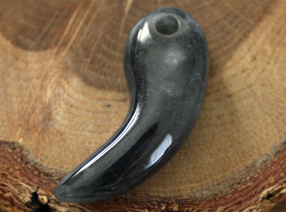 Jade - 糸魚川黒翡翠勾玉 M10495 Sou 作 54.5mm*18mm*11mm 糸魚川産 黒ひすい 勾玉 パワーストーン 魔除け jadeitejade ジェイダイト 翡翠ペンダントトップ