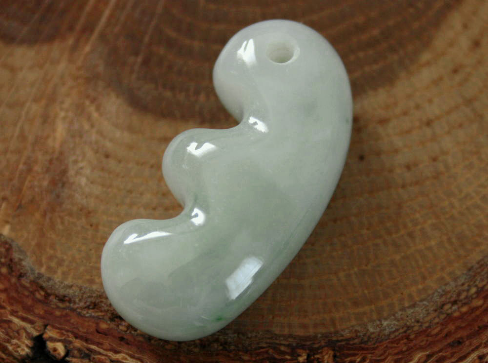 Jade - 糸魚川翡翠獣形勾玉 M10497 陽春 作 33mm*15mm*10mm 糸魚川産 ひすい 獣形勾玉 パワーストーン お守り 魔除け 天然石 翡翠ペンダントトップ