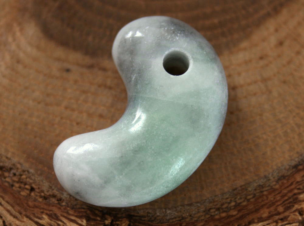Jade - 糸魚川翡翠勾玉 M10499 和工房 作 29mm*18mm*10mm 糸魚川産 ひすい 勾玉 魔除け パワーストーン お守り 翡翠ペンダントトップ