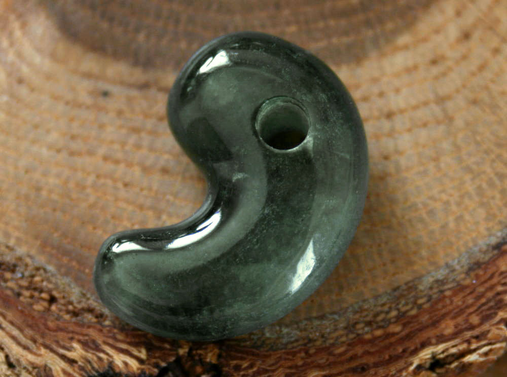 Jade - 糸魚川翡翠勾玉 M10501 古吹 作 26mm*18mm*10mm 糸魚川産 ひすい 勾玉 パワーストーン 魔除け お守り 翡翠ペンダントトップ