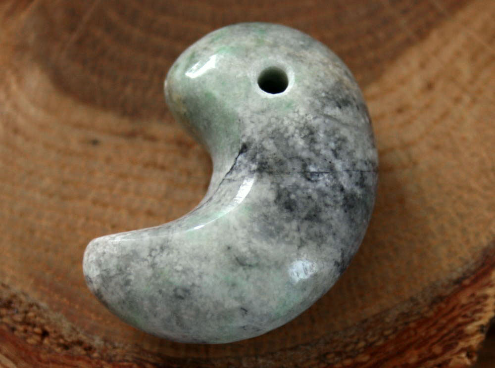 Jade - 糸魚川翡翠勾玉 M10509 翠雅 作 30mm*20.8mm*12mm 糸魚川産 ヒスイ製 勾玉 パワーストーン 魔除け お守り 天然石 自然石 翡翠ペンダントトップ