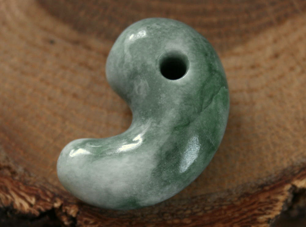Jade - 糸魚川翡翠勾玉 M10511 古吹 作 26.5mm*17mm*11mm 糸魚川産 ヒスイ 勾玉 パワーストーン お守り 魔除け 翡翠ペンダントトップ