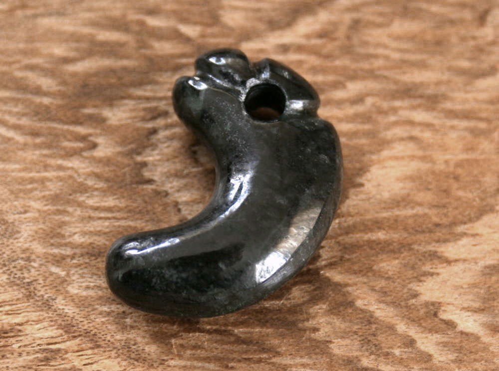 Jade - 糸魚川黒翡翠勾玉 M09932 雪風 作 24mm*16mm*7mm 糸魚川産 黒ひすい 勾玉 パワーストーン 魔除け jadeitejade ジェイダイト 翡翠ペンダントトップ