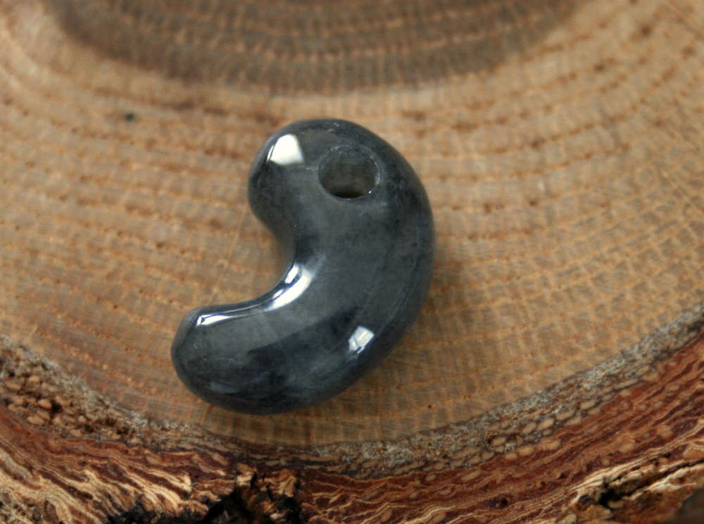 Rakuten - 糸魚川黒翡翠勾玉 M10542 Sou 作 18mm*11.5mm*7mm 糸魚川産 黒ひすい 勾玉 パワーストーン 魔除け jadeitejade ジェイダイト 翡翠ペンダントトップ