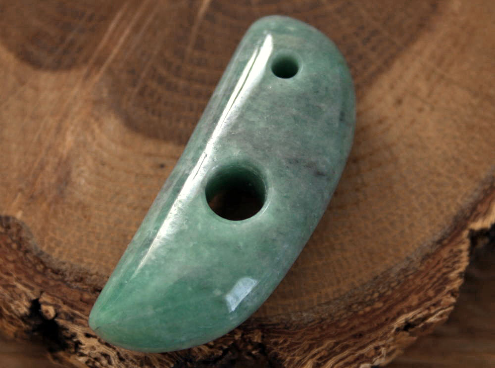 樂天商城 - 糸魚川翡翠大珠 C01859 真隆 作 46mm*18mm*12mm 糸魚川産 ひすい 大珠 パワーストーン 魔除け