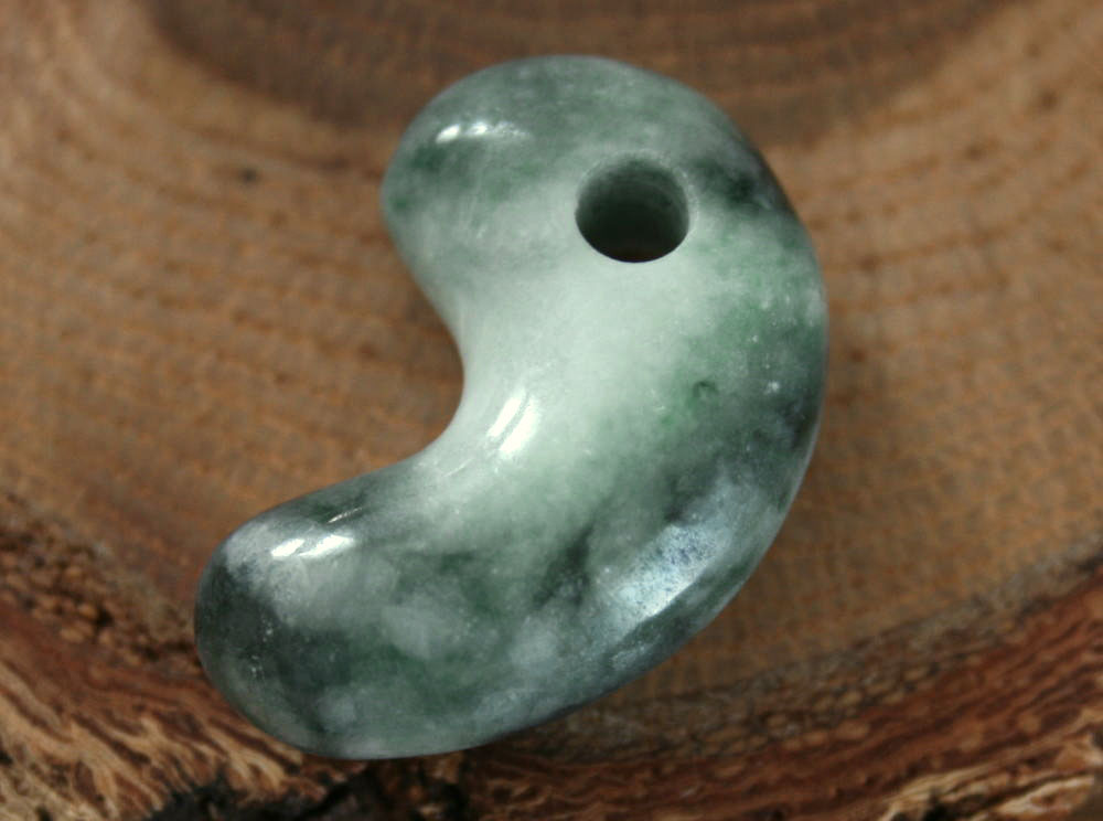 糸魚川翡翠勾玉 M10623 和工房 作 28.9mm*18mm*10mm 糸魚川産 ひすい 勾玉 魔除け パワーストーン お守り 翡翠ペンダントトップ