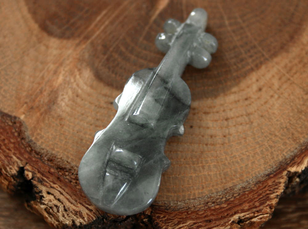 産地　：　糸魚川産（新潟県） 制作　：　古吹 作 　　　　　地元糸魚川の職人 サイズ：　48.8mm*16mm*10mm 穴径　：　1.5mm この翡翠は地元糸魚川の天津神社(安産、合格、家内・交通安全)・奴奈川神社(縁結び)にてお清め（翡翠お清め神事）致しました。 お守り・パワーストーンとして、開運幸運グッズとしてお持ちいただければ幸いです。 糸魚川ヒスイについて 　世界史の中で、はじめてヒスイが登場するのが新潟県糸魚川産のヒスイです。 　はるか昔、新潟県糸魚川地域に奴奈川という古代国家がありました。その地方でとれる翡翠の玉はたいへん霊力が強いとされ、日本全国に知られ、求められ配られていきました。 　日本を代表する神様　大国主命（出雲大社の祭神）ははるばる当地方へ訪れ、翡翠の玉のように美しく賢いと言われる奴奈川姫に求婚を申し込みました。姫は大国主命に翡翠の勾玉と歌を贈答し一日後に求婚を受け入れ結婚しました。二人の間には諏訪大社の神「建御名方命」が生まれました。神話が物語るように大国主命を奉る出雲大社本殿の裏の真名井遺跡からは、日本でも最高の品質と思われる翡翠の勾玉が出土し、大社に保管されています。 　糸魚川産のヒスイは現在では採掘が禁止されております。地元糸魚川でも緑色で透明感のあるヒスイはほとんど見かけることがなくなり、ますます希少になっています。　