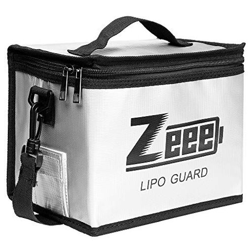 【仕様】サイズ(プラスマイナス5mm):215x165x145mm、重量:215g、対応バッテリー:リポバッテリー(LiPo)・ニッケル水素(NiMH)・LiFeなど、素材:耐火内層・難燃中間層・PVC外層の3層構造、耐熱温度:約538°C(1000°F)、防水仕様、側面に充電コードを通す開口部付き 【収納力】Zeeeセーフティーバッグは約25個のZeee 3S 2200mAhリポバッテリーを収納可能。リポバッテリーだけでなく、ニッケル水素バッテリーやLiFeバッテリーなど幅広いバッテリーに対応しています。 【用途】バッテリーの充電時や保管時、持ち運びに最適。軽量(215g)でコンパクトながら大容量設計により、外出先での使用にも便利です。 【安全上の注意】1. 充電時はバッグのファスナーを完全に閉めて密封してください。2. 膨張・変形・液漏れのある不良バッテリーは絶対にバッグに入れないでください。3. 使用前に各メーカーの注意事項・警告をよく読み、指示に従ってください。4. 本製品は火災延焼抑制の補助具です。1000°F(約538°C)を超える高温下では防火効果を保証できません。
