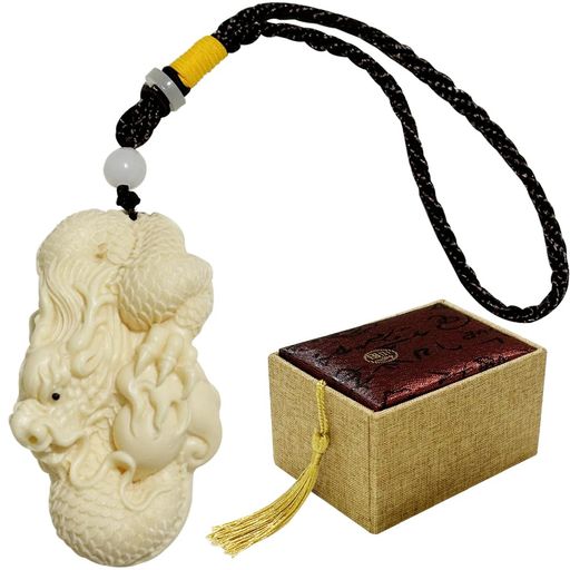 【製品仕様】玉持ち白竜ストラップ・お守まり、●プロセス:アイボリーフルーツの果実粉末でプレス彫刻。●スタイル:白。●内容:白竜ストラップ+ボックス。●白竜サイズ:8x4x3cm。●ボックスサイズ:10.9x7.9x6.1cm。●重さ:85g。 【象徴・縁起】中国の伝説上の神獣である竜(竜)は、飛ぶことができ、変化が得意で、風を呼び雨を呼ぶことができると伝えられ、鳳凰や麒麟などと並んで祥瑞とされています。風水では「気」そのものと見なされる重要な存在です。竜を身近に置くことで、邪気を払い、気の流れを良くし、運気が向上するといわれています。白竜は伝説の川の神と言われ、強烈な生命力と勢力を象徴し、子供の健康と安産を祈り、財運を高める西方位の守り神とされています。 【用途】手のひらサイズのストラップとして、生活空間を飾り、厄除けや浄化用、単調なスペースに活力を与えます。インテリア飾り、車飾り、お守り、風水・開運グッズ、リビング・玄関・デスクのデコレーション、縁起物としてお使いいただけます。 【適応シーン】店、車、玄関、会社の社長室、応接室、受付、カバン、オフィス、書斎、リビングルームに置くことができます。