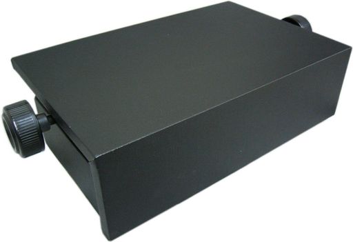 台:木製/昇降金具:鉄製/台表面:合皮レザー/色:ブラック 横幅:約42.5cm&amp;(ハンドル含む)約52.5cm 奥行き:約27cm 台の昇降:両ハンドル・無段階ネジ式調整/サイズ(高さ調整)=約13cm~約23cm(金具取り付け位置により、1cm前後個体差がございます。) 重量:約5Kg(500g前後個体差がございます。) 付属品:取扱説明書/目盛りシール(スケールシール)
