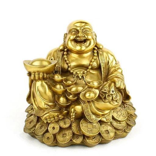 風水置物 風水アイテム:金運・開運を象徴する布袋様の置物。笑顔で幸せを呼び込む伝統的な七福神の一柱サイズ:7*7*6.5cm重さは約350グラム デザイン:黄金色の仕上げで、古銭の上に座る姿が特徴的。細部まで丁寧に作り込まれた装飾 縁起物としての効果:商売繁盛・金運アップ・開運招福の象徴として知られる伝統的な風水グッズ 特徴的な要素:首から下げた数珠、笑顔の表情、豊かな財布など、幸運を引き寄せる伝統的なモチーフを配置 インテリア活用:リビングや玄関、事務所などに置いて、運気上昇とストレス解消を促進する装飾品として最適